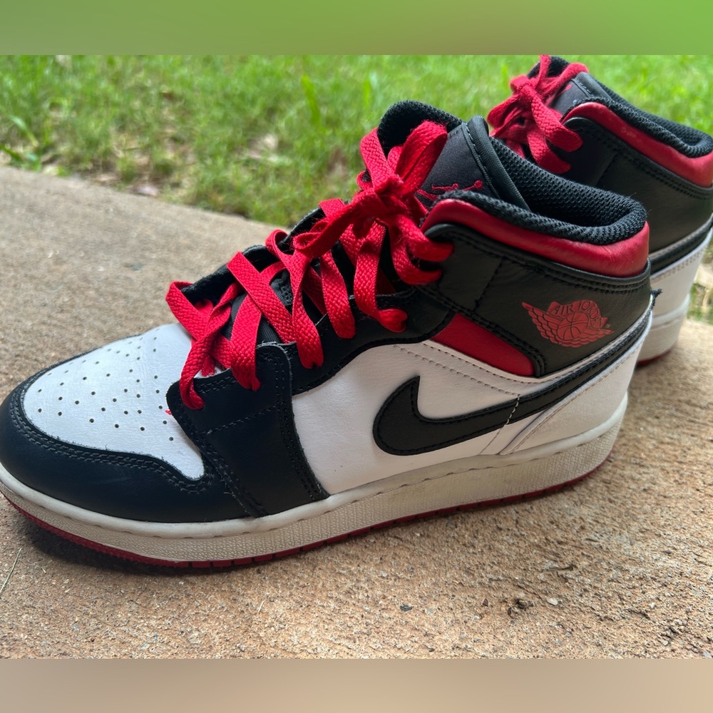Boys Air Jordan 1 Mid 'Gym Red Black Toe'